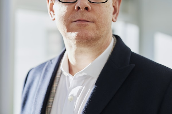 製造業DX推進部のビジネスパーソン