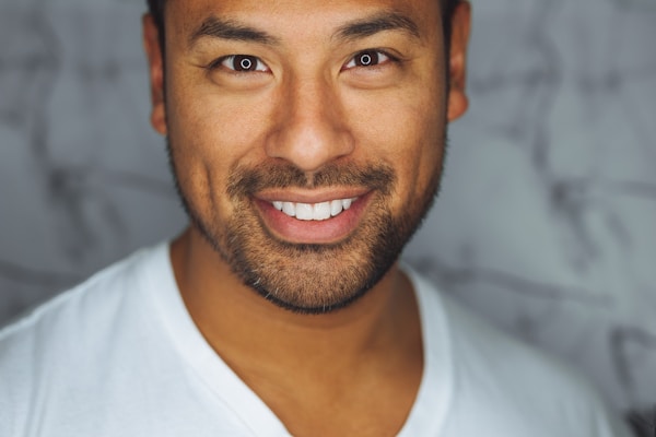 バックエンドエンジニアの男性